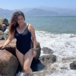 Retrato de Ana Mujer en Playa transmitiendo confianza, empatía y liderazgo femenino