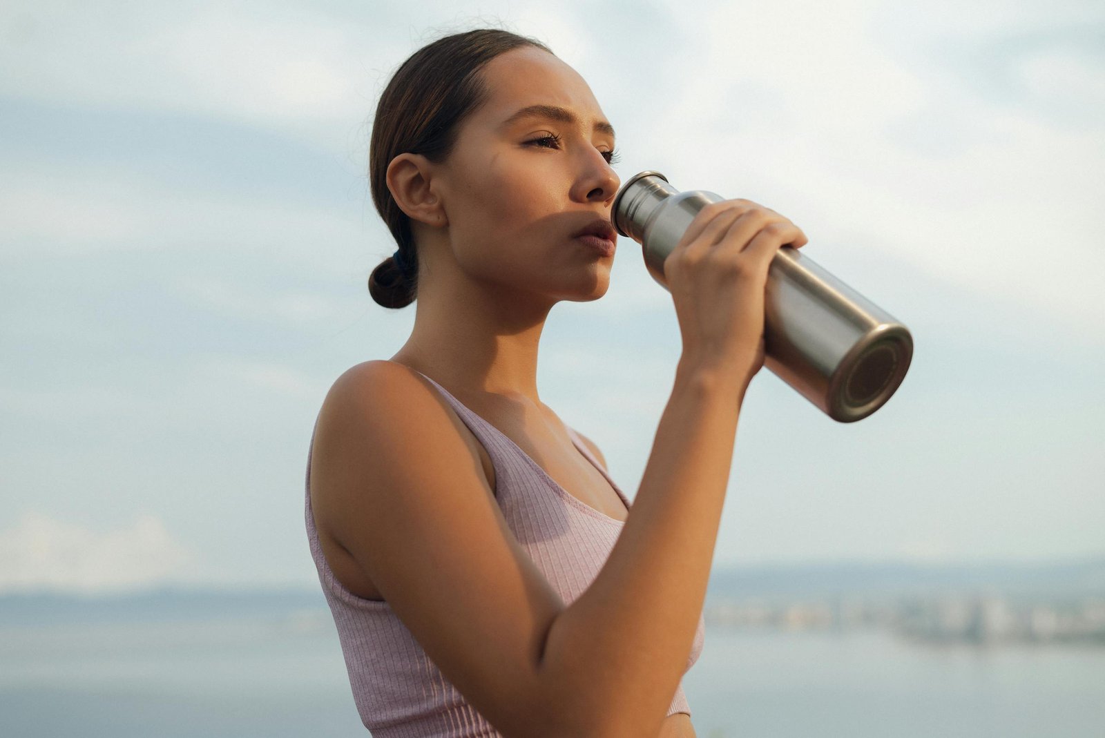 mujer tomando agua